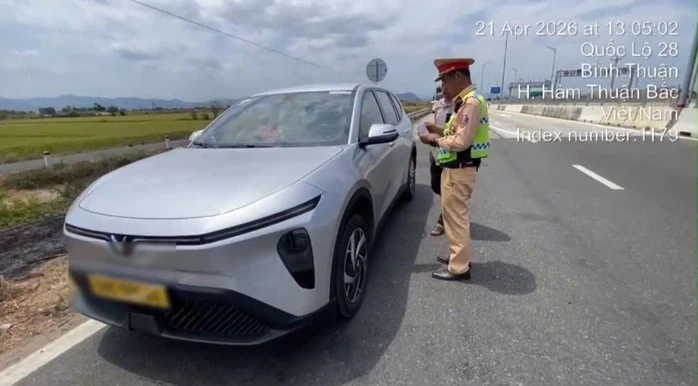 Không bằng lái vẫn chạy 103 km/h trên đường cao tốc, tài xế nhận “cái kết đắng” Không bằng lái vẫn chạy 103 km/h trên đường cao tốc, tài xế nhận “cái kết đắng”