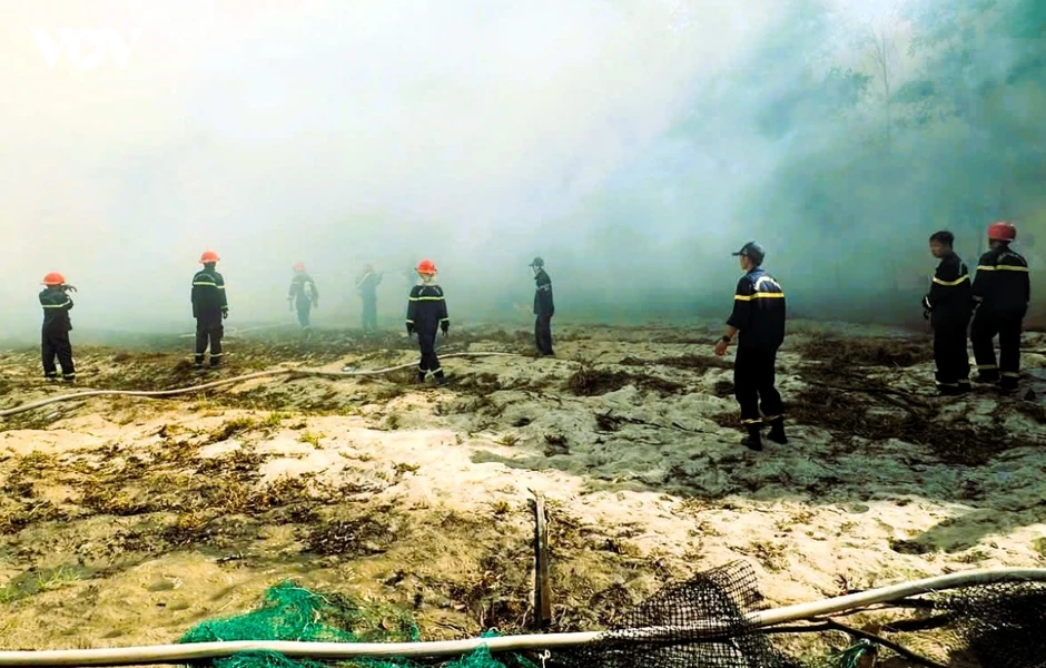 Khống chế cháy rừng ở Quảng Trị giữa trời nắng nóng Khống chế cháy rừng ở Quảng Trị giữa trời nắng nóng