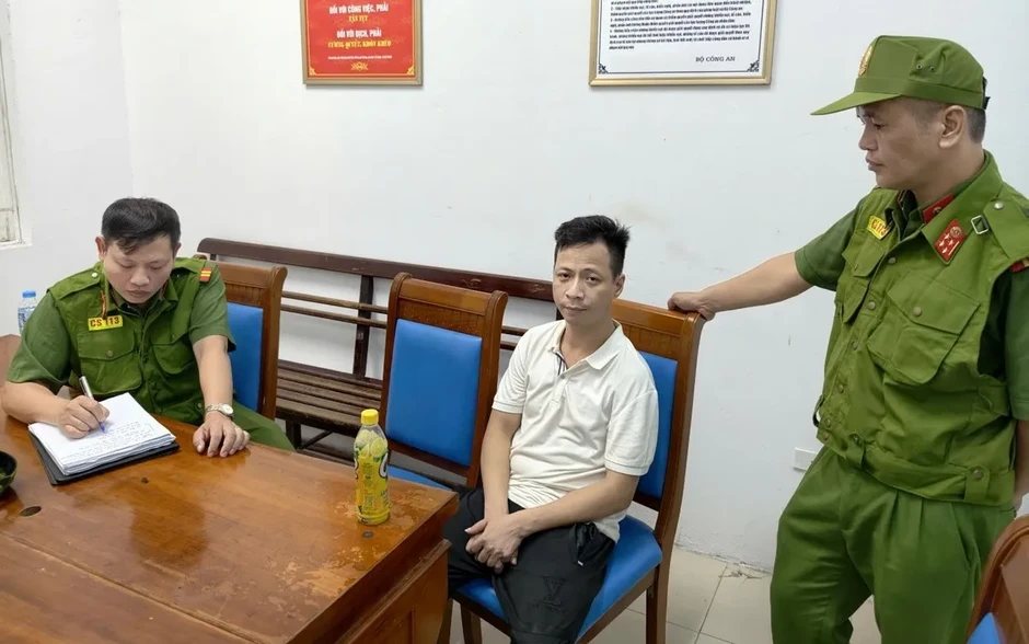 Khống chế đối tượng sử dụng hung khí gây thương tích cho người dân Khống chế đối tượng sử dụng hung khí gây thương tích cho người dân