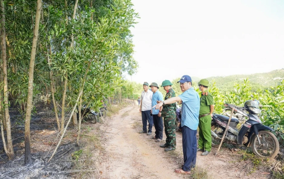 Khống chế hoàn toàn 5 điểm cháy rừng ở khu vực đồi núi hiểm trở tại Huế Khống chế hoàn toàn 5 điểm cháy rừng ở khu vực đồi núi hiểm trở tại Huế