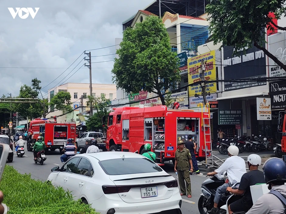 Khống chế vụ cháy gần nhiều cơ sở kinh doanh ở trung tâm Cần Thơ Khống chế vụ cháy gần nhiều cơ sở kinh doanh ở trung tâm Cần Thơ