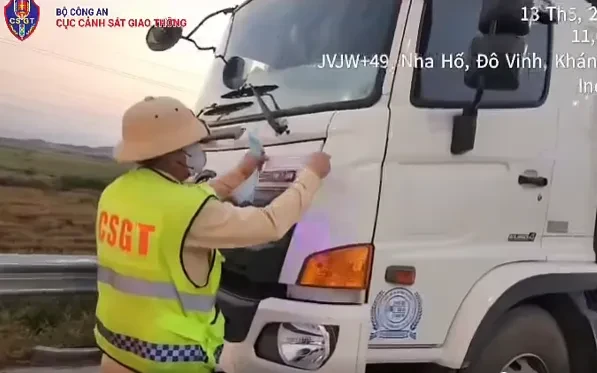 Không có GPLX, tự ý lắp thêm đèn chạy cao tốc, tài xế và chủ xe bị phạt 78,5 triệu đồng Không có GPLX, tự ý lắp thêm đèn chạy cao tốc, tài xế và chủ xe bị phạt 78,5 triệu đồng