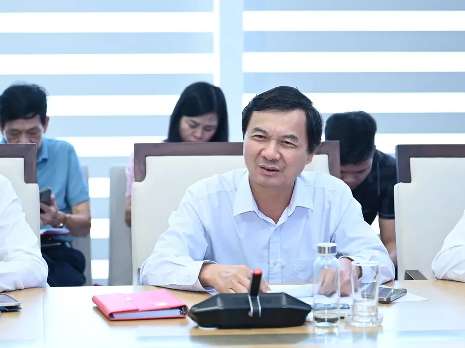 Không để mạng xã hội tiếp tục "sống trên lưng báo chí" Không để mạng xã hội tiếp tục "sống trên lưng báo chí"