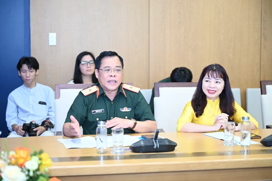 Không để mạng xã hội tiếp tục "sống trên lưng báo chí" Không để mạng xã hội tiếp tục "sống trên lưng báo chí"