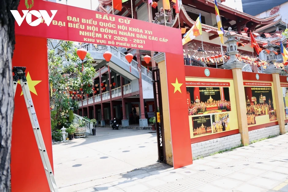 Không khí bầu cử hiện rõ khắp phố phường TP.HCM