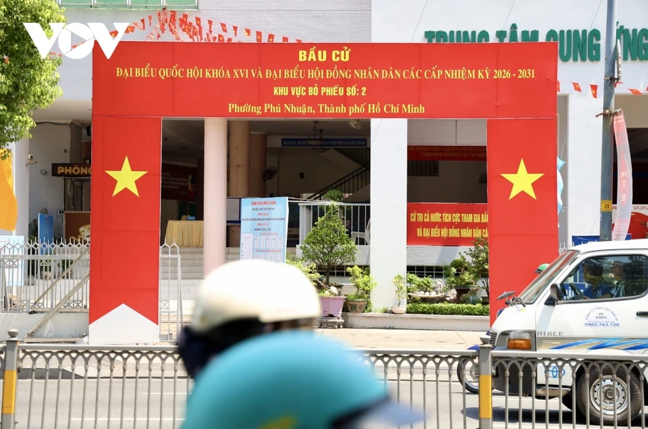Không khí bầu cử hiện rõ khắp phố phường TP.HCM