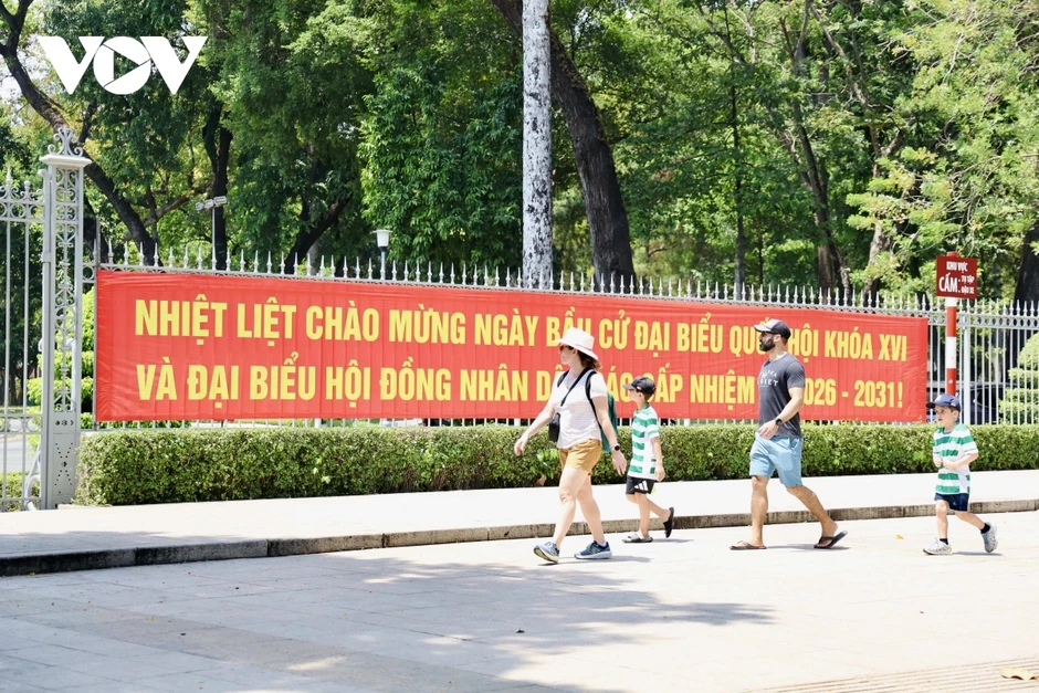 Không khí bầu cử hiện rõ khắp phố phường TP.HCM