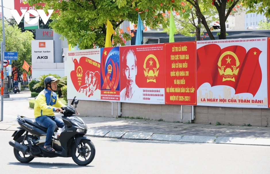 Không khí bầu cử hiện rõ khắp phố phường TP.HCM