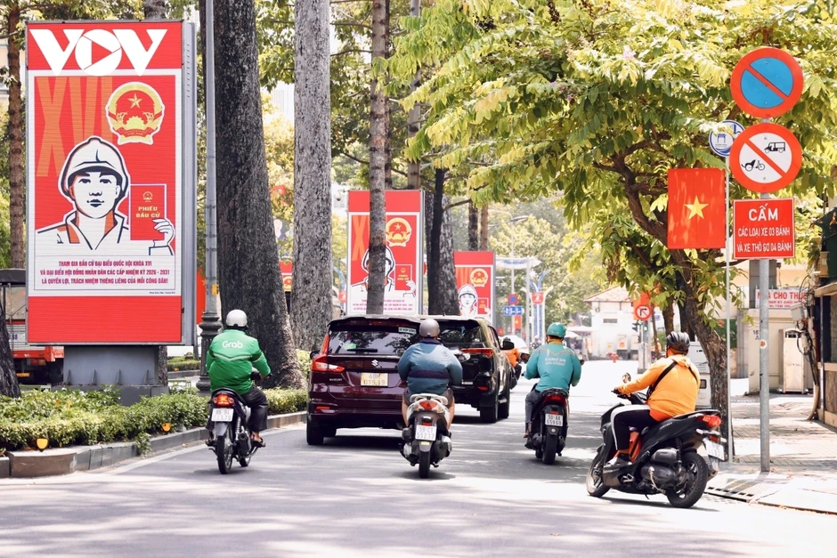 Không khí bầu cử hiện rõ khắp phố phường TP.HCM