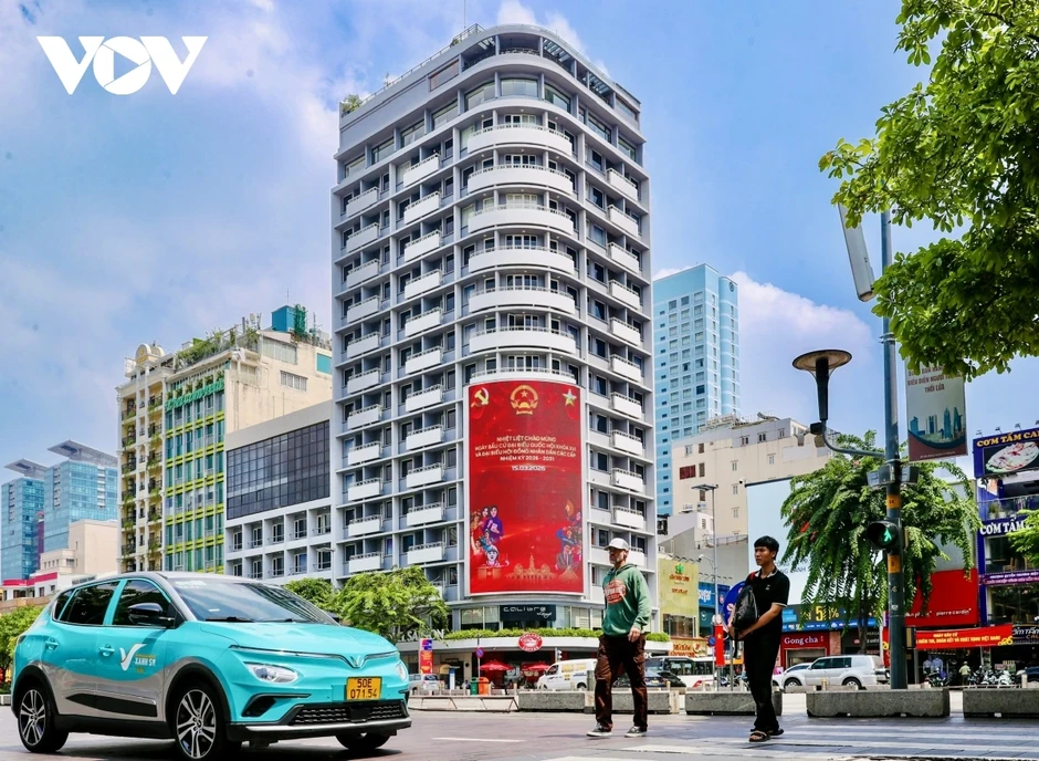 Không khí bầu cử hiện rõ khắp phố phường TP.HCM