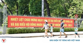 Không khí bầu cử hiện rõ khắp phố phường TP.HCM