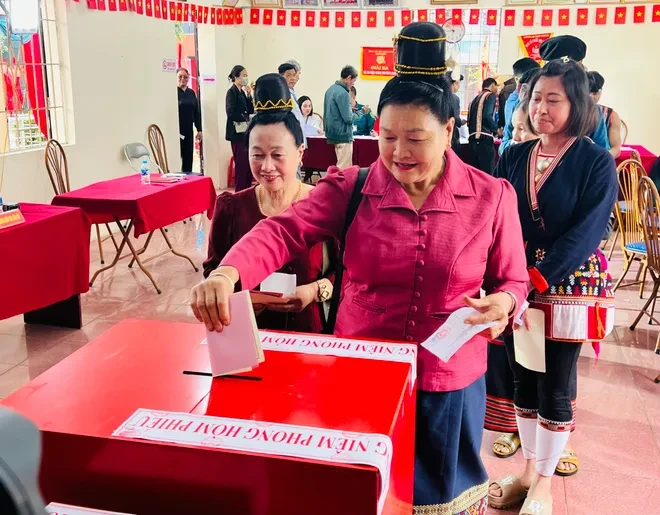 Không khí ngày hội bầu cử rộn ràng ở Làng Văn hóa các dân tộc Việt Nam Không khí ngày hội bầu cử rộn ràng ở Làng Văn hóa các dân tộc Việt Nam