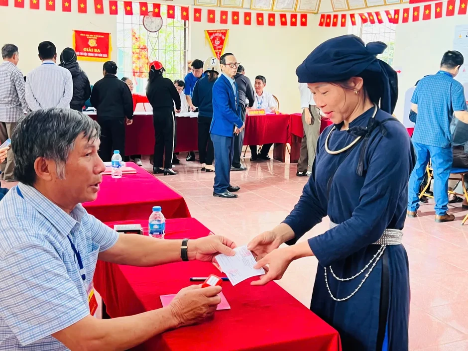 Không khí ngày hội bầu cử rộn ràng ở Làng Văn hóa các dân tộc Việt Nam Không khí ngày hội bầu cử rộn ràng ở Làng Văn hóa các dân tộc Việt Nam