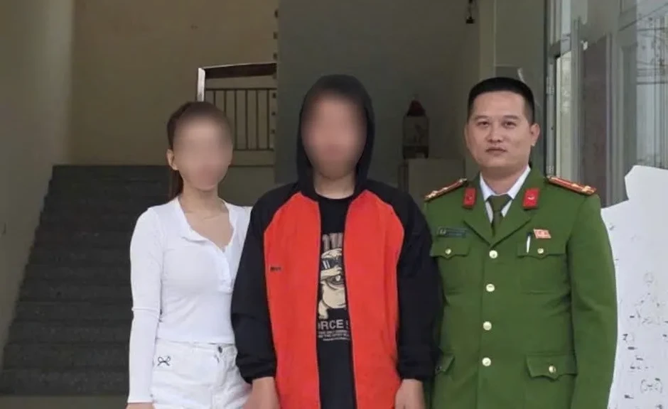 Không nhớ tên tuổi, người đàn ông đi lạc được công an giúp tìm lại gia đình Không nhớ tên tuổi, người đàn ông đi lạc được công an giúp tìm lại gia đình