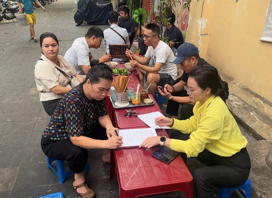 Không sử dụng găng tay tiếp xúc thực phẩm, nhiều quán ăn uống ở phường Hoàn Kiếm bị phạt tiền triệu