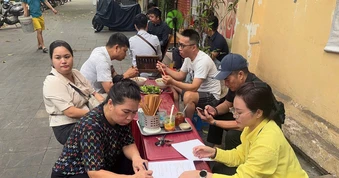 Không sử dụng găng tay tiếp xúc thực phẩm, nhiều quán ăn uống ở phường Hoàn Kiếm bị phạt tiền triệu