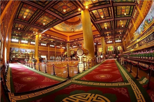 Khu du lịch Đại Nam của vợ chồng bà Nguyễn Phương Hằng có khu đền thờ rộng 5.000m2 được dát vàng 24K, từng lập kỷ lục lớn nhất Việt Nam Khu du lịch Đại Nam của vợ chồng bà Nguyễn Phương Hằng có khu đền thờ rộng 5.000m2 được dát vàng 24K, từng lập kỷ lục lớn nhất Việt Nam