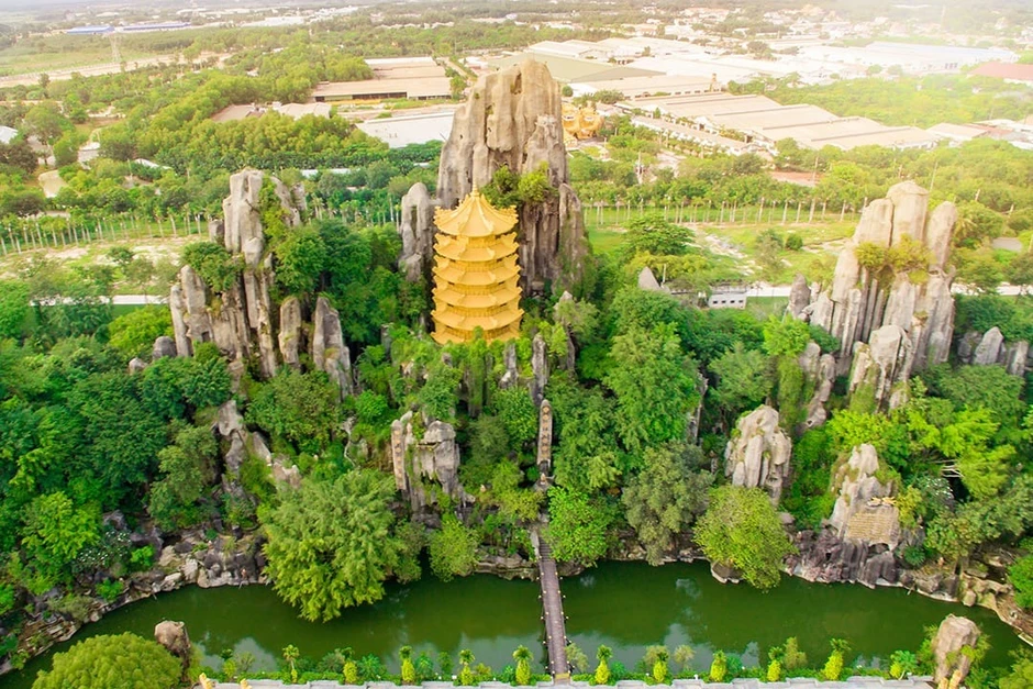 Khu du lịch Đại Nam của vợ chồng bà Nguyễn Phương Hằng có khu đền thờ rộng 5.000m2 được dát vàng 24K, từng lập kỷ lục lớn nhất Việt Nam Khu du lịch Đại Nam của vợ chồng bà Nguyễn Phương Hằng có khu đền thờ rộng 5.000m2 được dát vàng 24K, từng lập kỷ lục lớn nhất Việt Nam