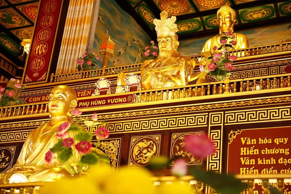 Khu du lịch Đại Nam của vợ chồng bà Nguyễn Phương Hằng có khu đền thờ rộng 5.000m2 được dát vàng 24K, từng lập kỷ lục lớn nhất Việt Nam Khu du lịch Đại Nam của vợ chồng bà Nguyễn Phương Hằng có khu đền thờ rộng 5.000m2 được dát vàng 24K, từng lập kỷ lục lớn nhất Việt Nam