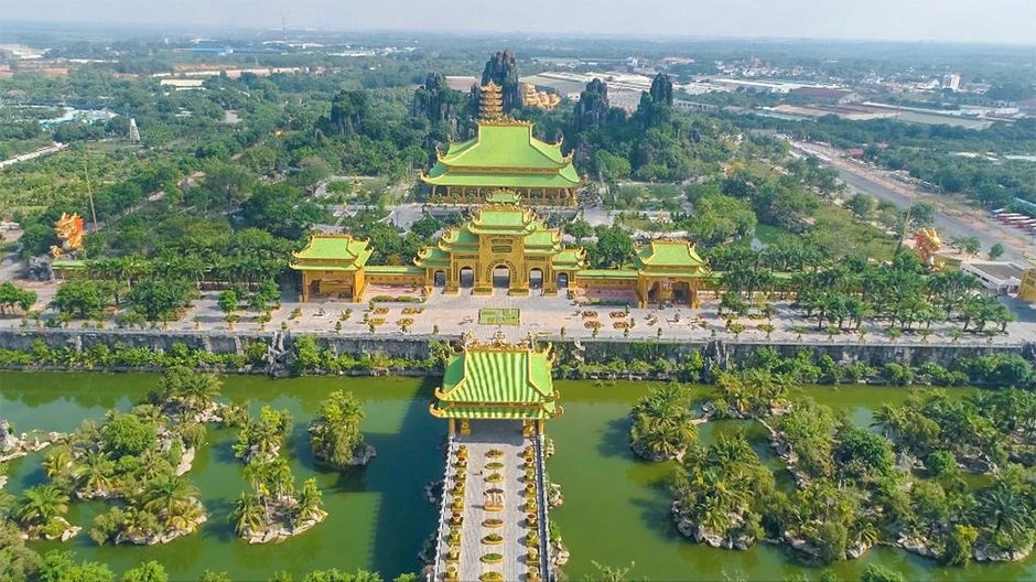 Khu du lịch Đại Nam của vợ chồng bà Nguyễn Phương Hằng có khu đền thờ rộng 5.000m2 được dát vàng 24K, từng lập kỷ lục lớn nhất Việt Nam Khu du lịch Đại Nam của vợ chồng bà Nguyễn Phương Hằng có khu đền thờ rộng 5.000m2 được dát vàng 24K, từng lập kỷ lục lớn nhất Việt Nam