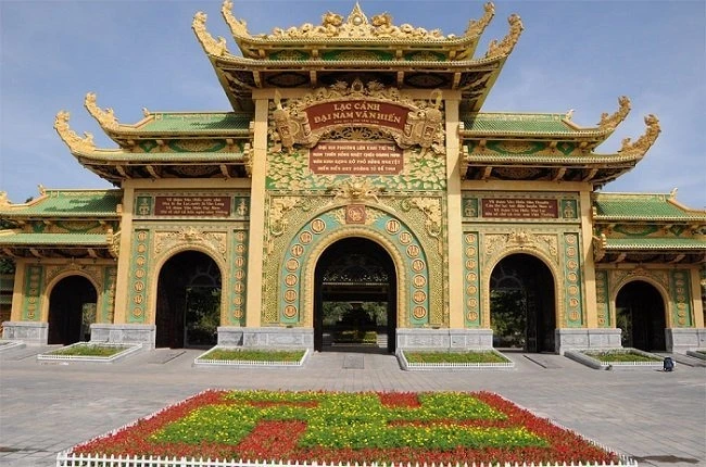 Khu du lịch Đại Nam của vợ chồng bà Nguyễn Phương Hằng có khu đền thờ rộng 5.000m2 được dát vàng 24K, từng lập kỷ lục lớn nhất Việt Nam Khu du lịch Đại Nam của vợ chồng bà Nguyễn Phương Hằng có khu đền thờ rộng 5.000m2 được dát vàng 24K, từng lập kỷ lục lớn nhất Việt Nam