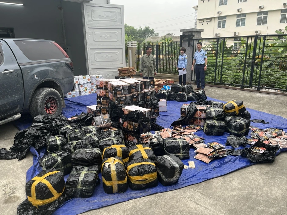 Kiểm tra 2 xe tải chở 2.340kg lạp xưởng, bánh bao, thanh cua, chả mực.... công an phát hiện chi tiết khiến nhiều người “ớn lạnh” Kiểm tra 2 xe tải chở 2.340kg lạp xưởng, bánh bao, thanh cua, chả mực.... công an phát hiện chi tiết khiến nhiều người “ớn lạnh”