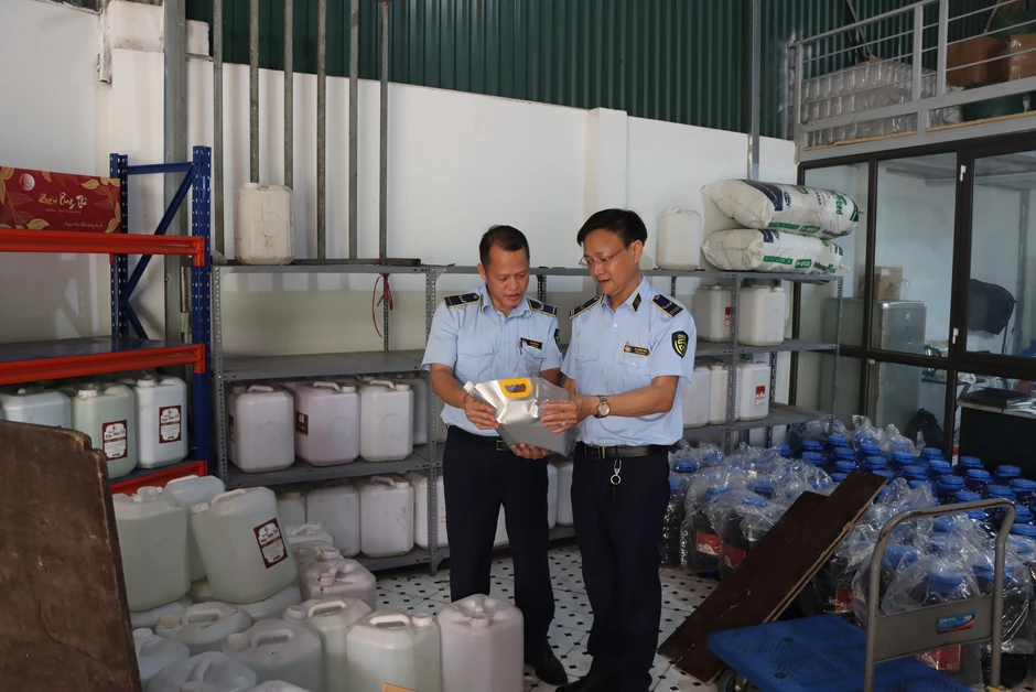 Kiểm tra bất ngờ loạt hộ kinh doanh: Xử phạt hàng tỷ đồng, chuyển 1 vụ sang cơ quan điều tra Kiểm tra bất ngờ loạt hộ kinh doanh: Xử phạt hàng tỷ đồng, chuyển 1 vụ sang cơ quan điều tra