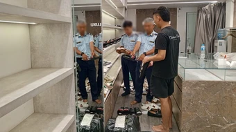 Kiểm tra cửa hàng kinh doanh sản phẩm thời trang giả mạo nhãn hiệu tại Hà Nội