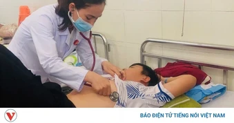 Kiểm tra điểm bán bánh mì trong vụ nghi ngộ độc thực phẩm ở Quảng Ngãi