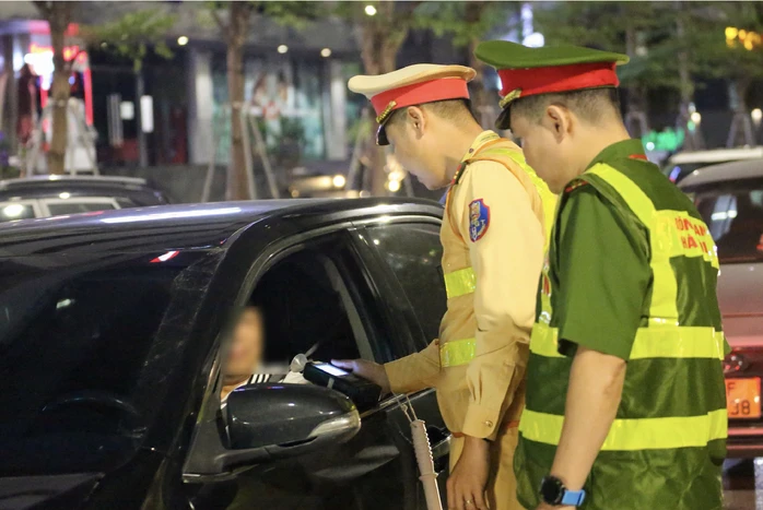 Kiểm tra đồng loạt, CSGT xử lý nhiều trường hợp vi phạm nồng độ cồn Kiểm tra đồng loạt, CSGT xử lý nhiều trường hợp vi phạm nồng độ cồn