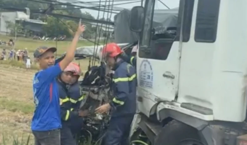 Kiểm tra ma túy, nồng độ cồn tài xế xe bồn chở gas sau vụ va chạm liên hoàn Kiểm tra ma túy, nồng độ cồn tài xế xe bồn chở gas sau vụ va chạm liên hoàn