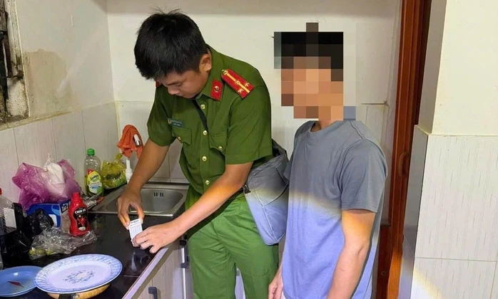 Kiểm tra nhà trọ ở Lái Thiêu, test nhanh ma túy phát hiện 2 người dương tính Kiểm tra nhà trọ ở Lái Thiêu, test nhanh ma túy phát hiện 2 người dương tính