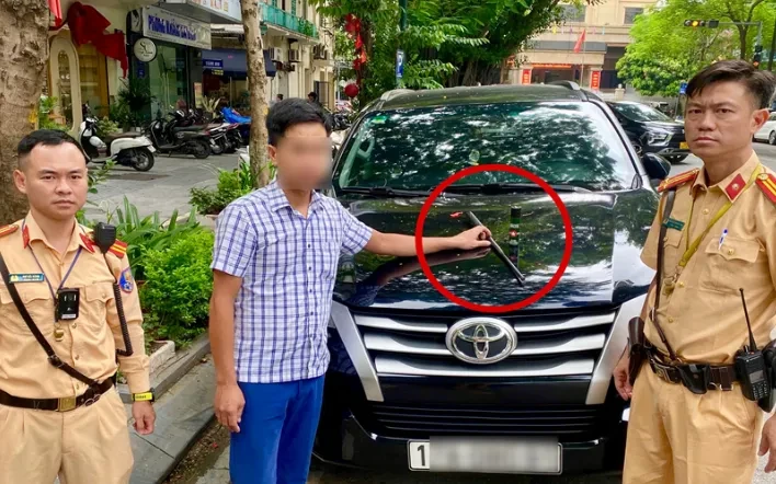 Kiểm tra ô tô đỗ sai quy định, phát hiện giấy phép lái xe nghi giả cùng gậy ba khúc Kiểm tra ô tô đỗ sai quy định, phát hiện giấy phép lái xe nghi giả cùng gậy ba khúc
