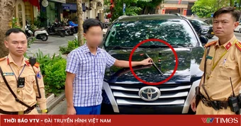 Kiểm tra ô tô đỗ sai quy định, phát hiện giấy phép lái xe nghi giả cùng gậy ba khúc
