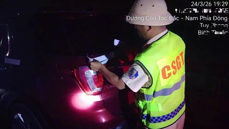 Kiểm tra tài xế dừng xe sai quy định trên cao tốc phát hiện thêm nhiều lỗi, phạt 77 triệu đồng Kiểm tra tài xế dừng xe sai quy định trên cao tốc phát hiện thêm nhiều lỗi, phạt 77 triệu đồng