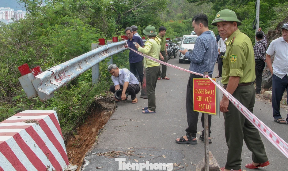 Kiểm tra tuyến đường sạt lở, nguy hiểm rình rập ngay trên khu dân cư
