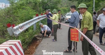 Kiểm tra tuyến đường sạt lở, nguy hiểm rình rập ngay trên khu dân cư