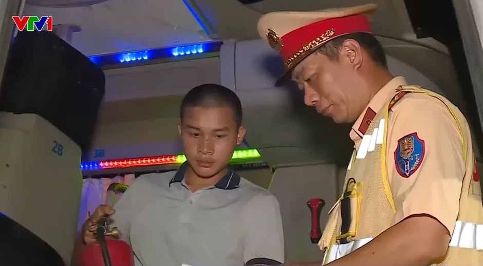 Kiểm tra xe khách ở Hà Nội trong đêm, phát hiện nhiều xe thiếu búa phá kính, dây đai an toàn Kiểm tra xe khách ở Hà Nội trong đêm, phát hiện nhiều xe thiếu búa phá kính, dây đai an toàn