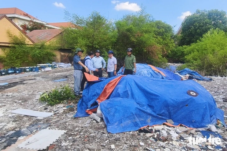 Kiểm tra, xử lý bãi rác 'lụi' ven nghĩa trang Bình Hưng Hòa sau phản ánh của báo Tuổi Trẻ Kiểm tra, xử lý bãi rác 'lụi' ven nghĩa trang Bình Hưng Hòa sau phản ánh của báo Tuổi Trẻ