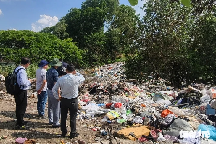 Kiểm tra, xử lý bãi rác 'lụi' ven nghĩa trang Bình Hưng Hòa sau phản ánh của báo Tuổi Trẻ Kiểm tra, xử lý bãi rác 'lụi' ven nghĩa trang Bình Hưng Hòa sau phản ánh của báo Tuổi Trẻ