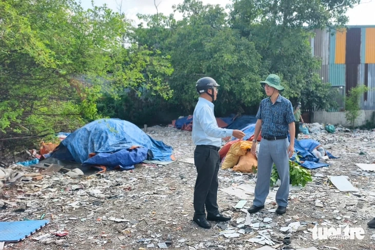 Kiểm tra, xử lý bãi rác 'lụi' ven nghĩa trang Bình Hưng Hòa sau phản ánh của báo Tuổi Trẻ Kiểm tra, xử lý bãi rác 'lụi' ven nghĩa trang Bình Hưng Hòa sau phản ánh của báo Tuổi Trẻ