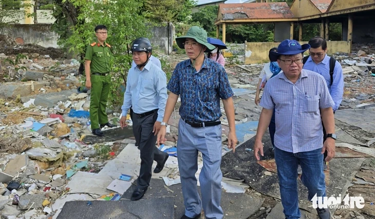Kiểm tra, xử lý bãi rác 'lụi' ven nghĩa trang Bình Hưng Hòa sau phản ánh của báo Tuổi Trẻ Kiểm tra, xử lý bãi rác 'lụi' ven nghĩa trang Bình Hưng Hòa sau phản ánh của báo Tuổi Trẻ