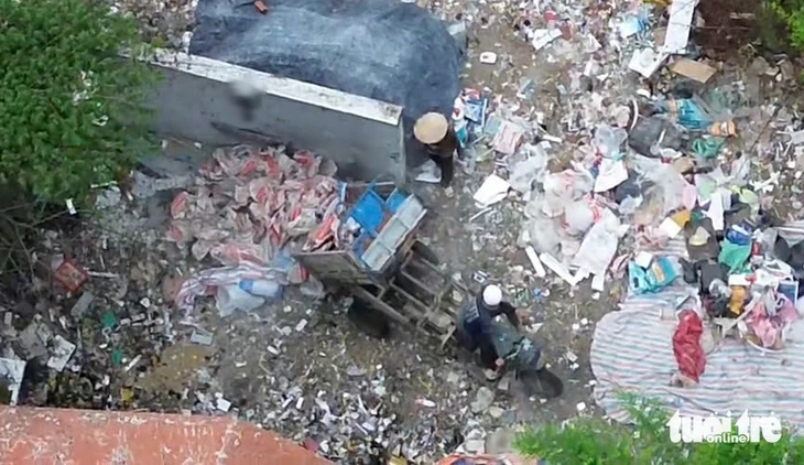 Kiểm tra, xử lý bãi rác 'lụi' ven nghĩa trang Bình Hưng Hòa sau phản ánh của báo Tuổi Trẻ Kiểm tra, xử lý bãi rác 'lụi' ven nghĩa trang Bình Hưng Hòa sau phản ánh của báo Tuổi Trẻ