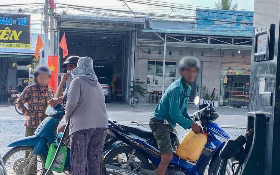 Kiểm tra xử lý cửa hàng xăng dầu có dấu hiệu ‘găm hàng' chờ tăng giá ở Vĩnh Long Kiểm tra xử lý cửa hàng xăng dầu có dấu hiệu ‘găm hàng' chờ tăng giá ở Vĩnh Long