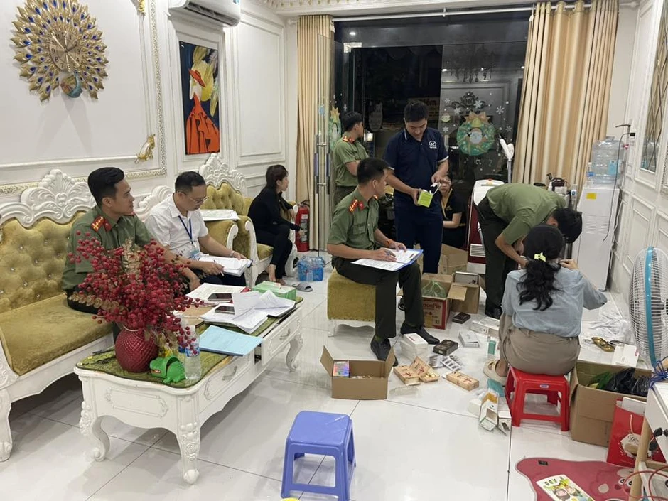 Kinh hoàng cảnh tượng bên trong cơ sở thẩm mỹ không phép tự cắt mí, tiêm filler, ai từng là khách hàng cần trình báo ngay Kinh hoàng cảnh tượng bên trong cơ sở thẩm mỹ không phép tự cắt mí, tiêm filler, ai từng là khách hàng cần trình báo ngay