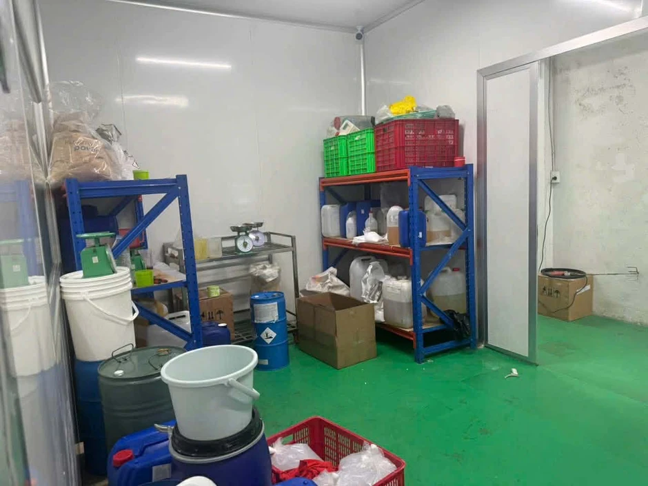 Kinh hoàng “công xưởng” kem trộn giữa TP.HCM: Phù phép hóa chất rẻ tiền thành mỹ phẩm OLAY, ABUTINE C3C, Bạch Ngọc Liên, Vaseline... Kinh hoàng “công xưởng” kem trộn giữa TP.HCM: Phù phép hóa chất rẻ tiền thành mỹ phẩm OLAY, ABUTINE C3C, Bạch Ngọc Liên, Vaseline...