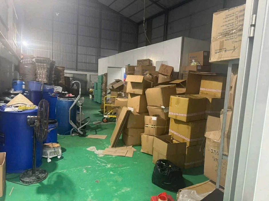 Kinh hoàng “công xưởng” kem trộn giữa TP.HCM: Phù phép hóa chất rẻ tiền thành mỹ phẩm OLAY, ABUTINE C3C, Bạch Ngọc Liên, Vaseline... Kinh hoàng “công xưởng” kem trộn giữa TP.HCM: Phù phép hóa chất rẻ tiền thành mỹ phẩm OLAY, ABUTINE C3C, Bạch Ngọc Liên, Vaseline...