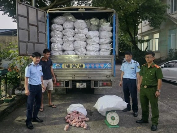 Kinh hoàng phát hiện 12,24 tấn chân lợn đông lạnh bốc mùi hôi thối: Chủ kho hàng SN 1993 khai gì? Kinh hoàng phát hiện 12,24 tấn chân lợn đông lạnh bốc mùi hôi thối: Chủ kho hàng SN 1993 khai gì?