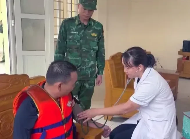 Kịp thời cứu 4 ngư dân gặp nạn trên vùng biển Cô Cô Kịp thời cứu 4 ngư dân gặp nạn trên vùng biển Cô Cô