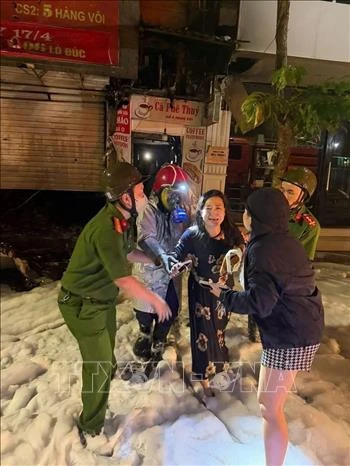 Kịp thời cứu 4 người trong đám cháy tại phố Hàng Vôi Kịp thời cứu 4 người trong đám cháy tại phố Hàng Vôi